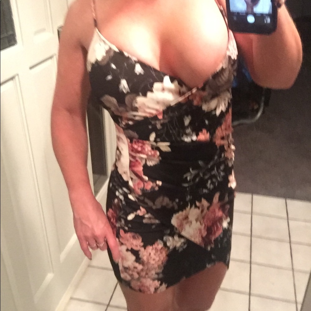 Black floral dress by Windsor. - Picture 3 of 5